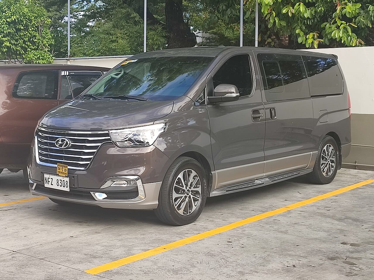 2022 Hyundai H-1 2.5 CRDi 12-Seater — front three-quarter view