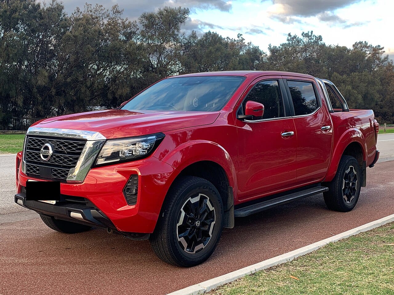 2022 Nissan Navara 2.5 SE Double Cab 4x4 — front three-quarter view