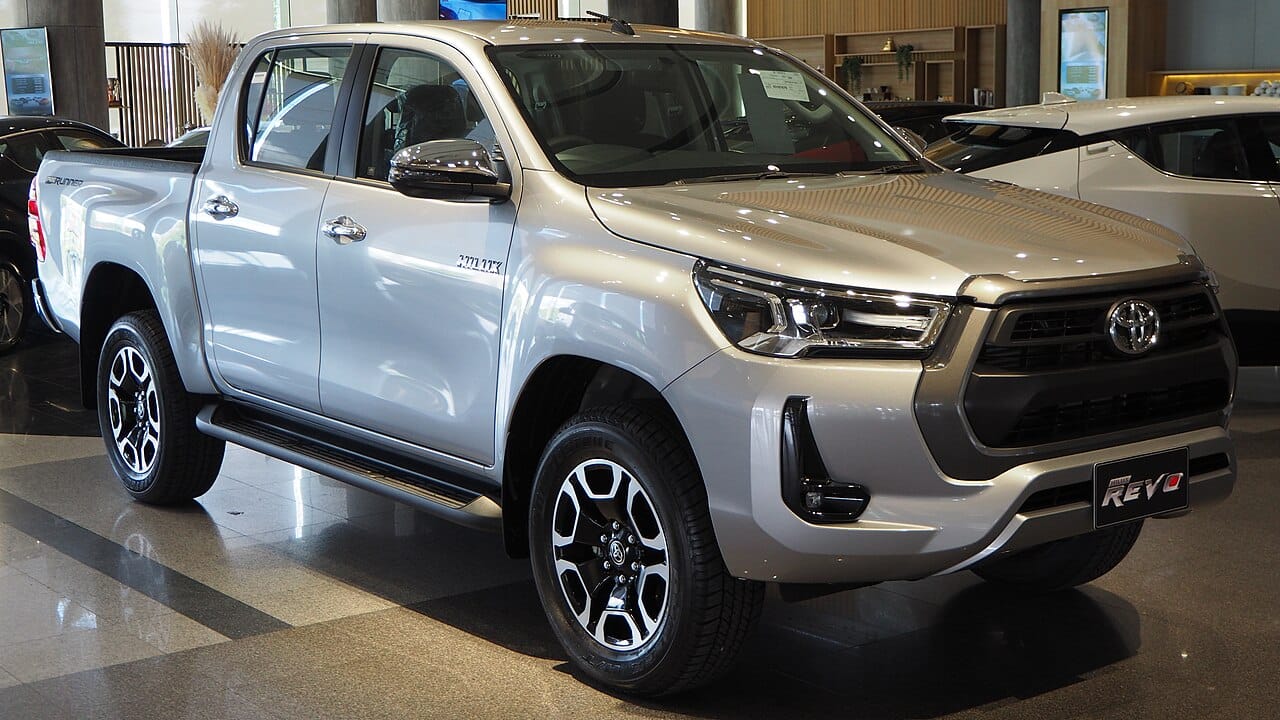 2023 Toyota Hilux 2.4 SR5 Double Cab 4x4 MT — front three-quarter view
